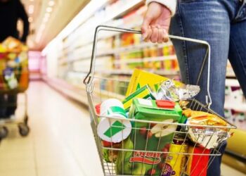 El salario mínimo no cubre la alimentación de una familia tipo