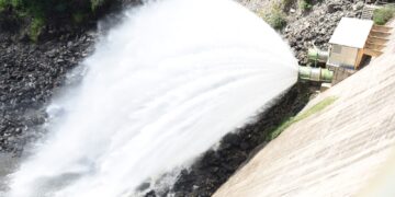 Abrieron las válvulas en el dique San Roque y la «Cola de la novia» dio su espectáculo