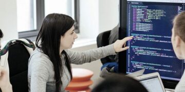 Lanzan cursos gratuitos de programación exclusivos para mujeres: cómo inscribirse