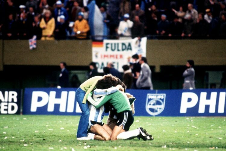 Ubaldo Fillol, Alberto Tarantini y dos hinchas, el 25 de junio de 1978. Argentina campeón del mundo