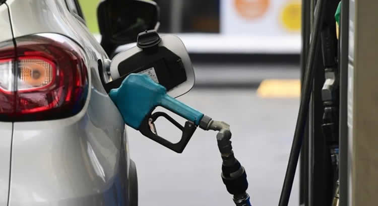 El Gobierno volvió a postergar el impuesto a los combustibles hasta julio