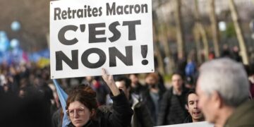 Siguen las huelgas contra los gobiernos francés e inglés