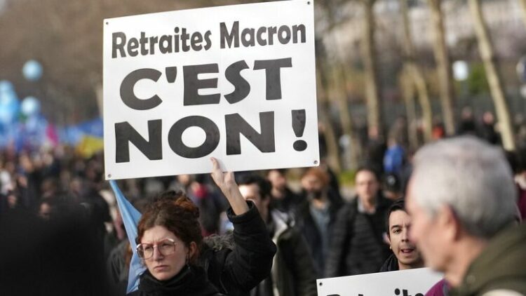 Macron aprobó por decreto su impopular reforma que sube la edad jubilatoria