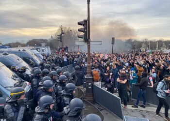 Macron impuso por decreto su polémica reforma jubilatoria