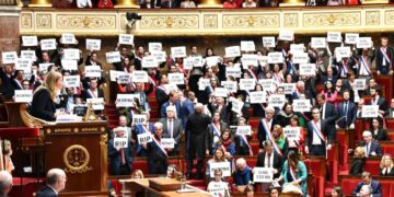Fracasa el intento de bloqueo y queda aprobada en Francia la reforma jubilatoria de Macron