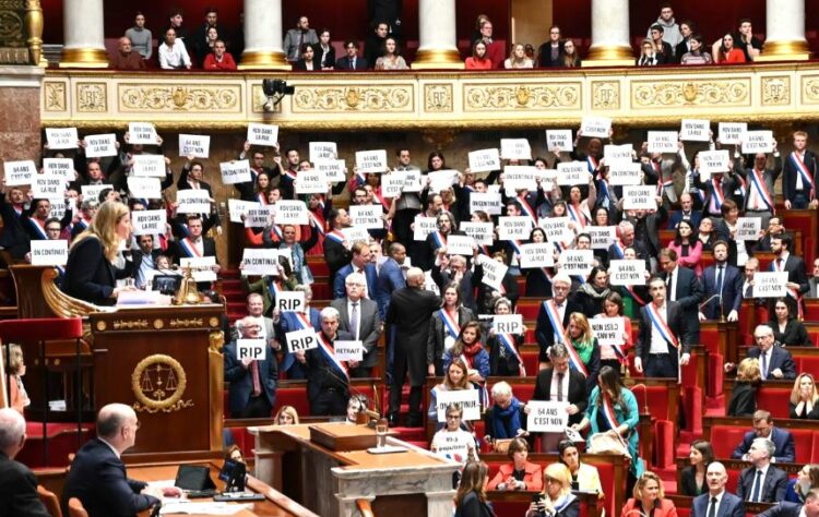 Fracasa el intento de bloqueo y queda aprobada en Francia la reforma jubilatoria de Macron