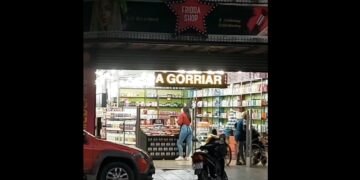 Un local cordobés de belleza publicó un desopilante aviso electrónico en su cartel LED