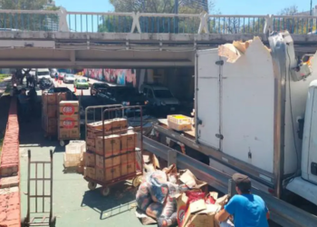 Un camión chocó el puente Sarmiento y dejó como saldo un auto destruido