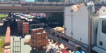 Un camión chocó el puente Sarmiento y dejó como saldo un auto destruido