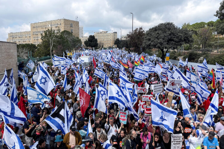 Miles de israelíes protestaron ayer cerca de la Corte Suprema de Israel.