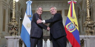 El Presidente le contestó a su par ecuatoriano: «Lastima la relación de nuestros pueblos»