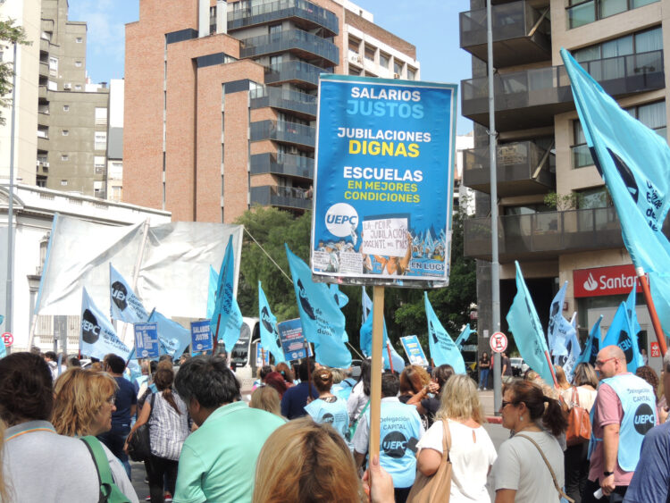 Docentes denuncian descuentos