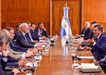 Massa anunció un acuerdo con bancos y compañías de seguro para canjear deuda en pesos