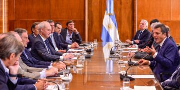 Massa anunció un acuerdo con bancos y compañías de seguro para canjear deuda en pesos