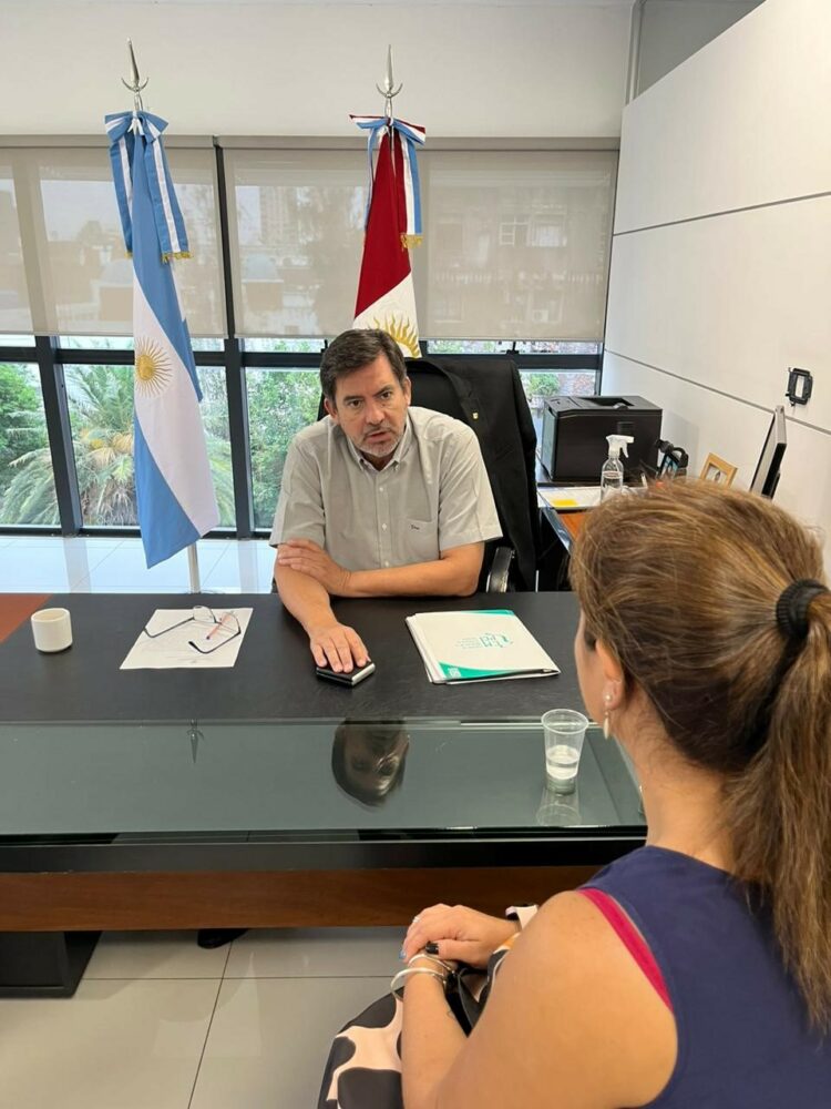 El presidente del Consejo de Médicos, Héctor Oviedo, recibió a una de las médicas amenazadas.