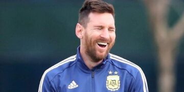 Le revisó el celular a su hermanito y encontró un desopilante y tierno chat con Messi en Instagram