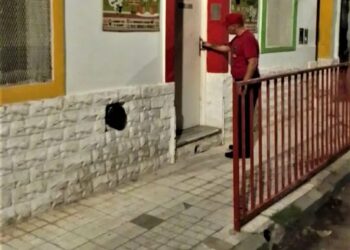 Se olvidaron a una niña de 1 año dentro del jardín y los bomberos debieron rescatarla