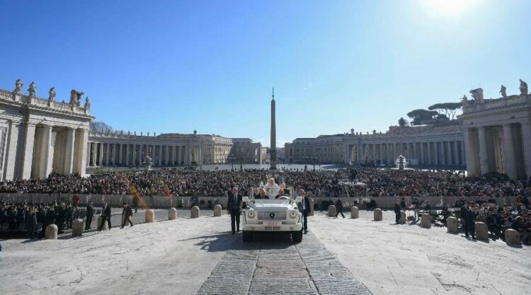 El papa Francisco llegaba hoy a la Plaza de San Pedro.