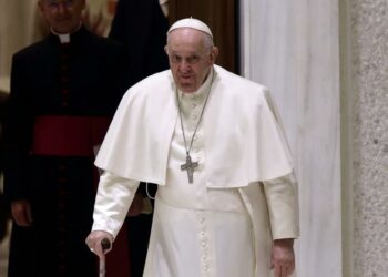 El papa Francisco permanecerá internado varios días por una infección respiratoria