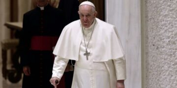 El papa Francisco permanecerá internado varios días por una infección respiratoria