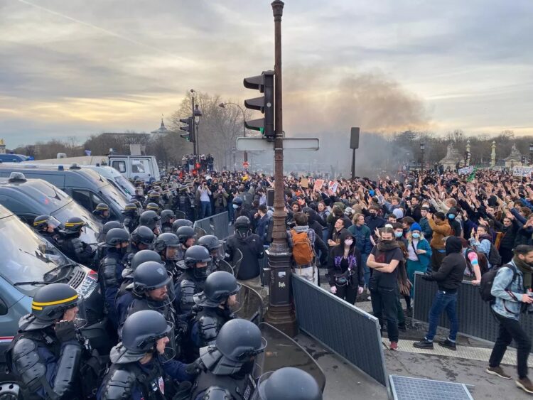 La reforma jubilatoria de Macron enfrenta un escenario de protestas y moción de censura