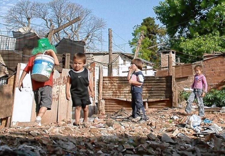 Más del 54% de los niños menores a 14 años se encuentran en la pobreza.