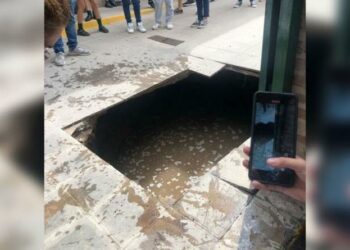 Se hundió el piso en una escuela y cinco alumnos cayeron a una cámara séptica