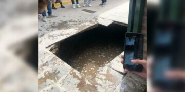 Se hundió el piso en una escuela y cinco alumnos cayeron a una cámara séptica