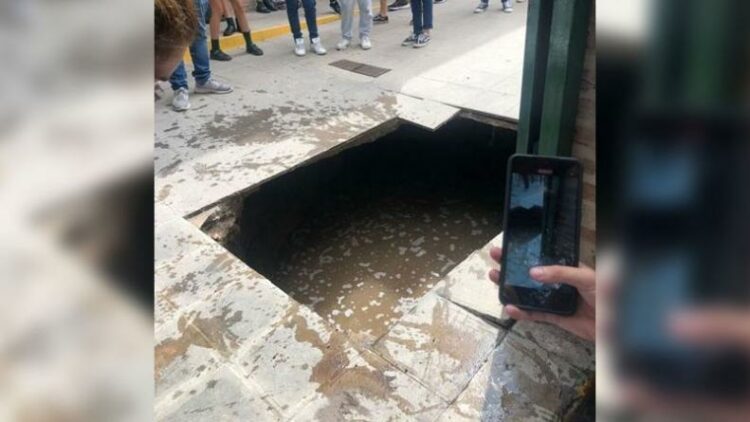Se hundió el piso en una escuela y cinco alumnos cayeron a una cámara séptica