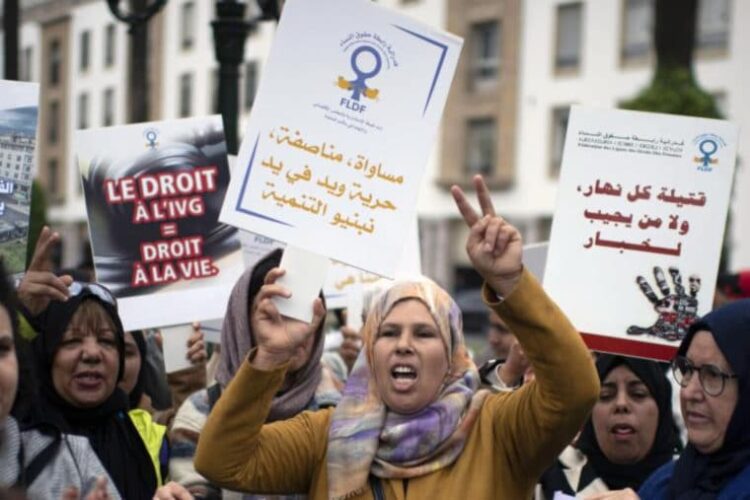Mujeres movilizándose en Marruecos, reclamando justicia por los miles de femicidios.