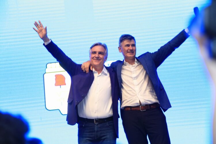 Llaryora fue uno de los oradores de la noche, junto a Passerini.