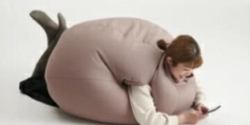 Una empresa creó la “ropa puf” para echarse a dormir la siesta en cualquier lugar