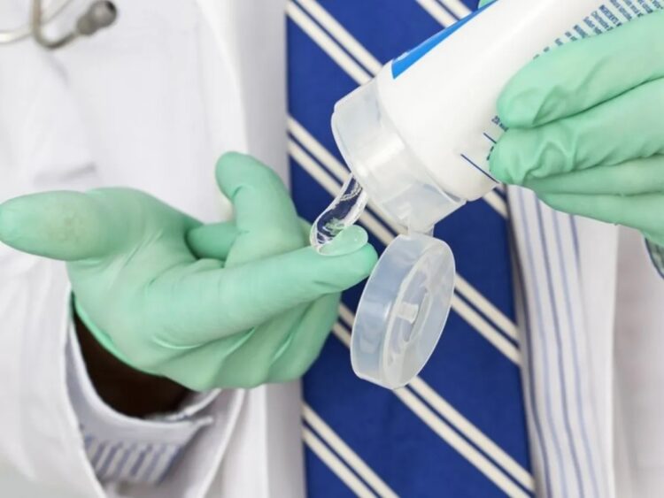 Le hizo tacto rectal a una paciente y recibió la respuesta más desopilante