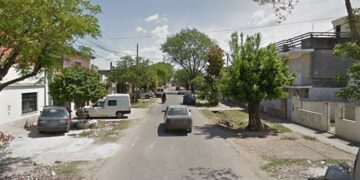 Acribillaron de nueve balazos a un hombre mientras estaba sentado en la vereda frente a su casa