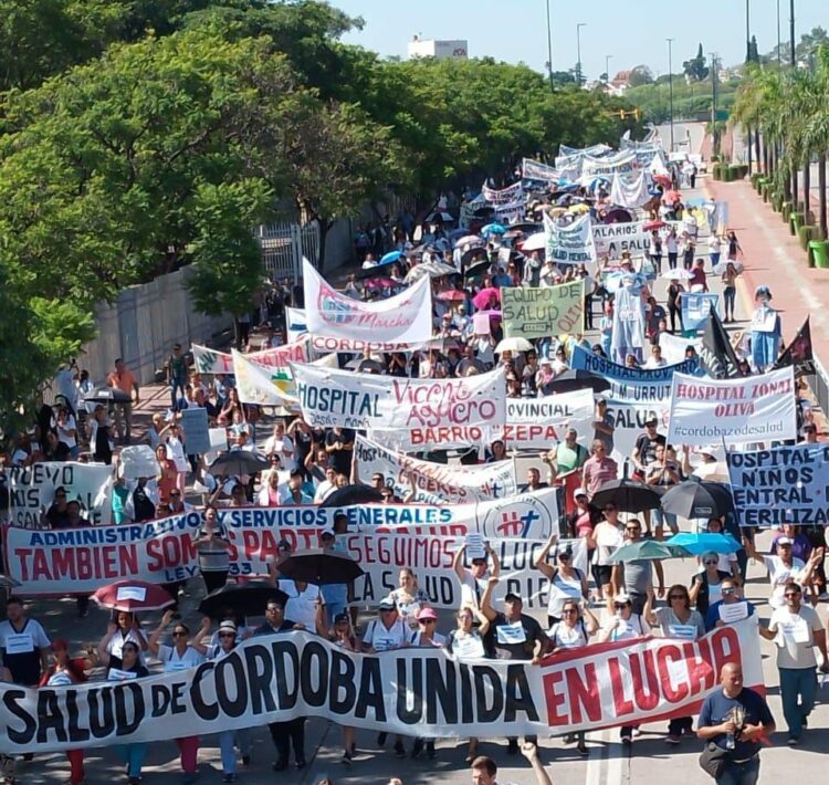 Los trabajadores se movilizaron desde el polo sanitario hacia la zona céntrica.