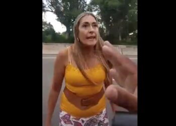 Una mujer insultó, golpeó y le rompió el teléfono a dos policías que quisieron labrarle un acta en la ruta E-53