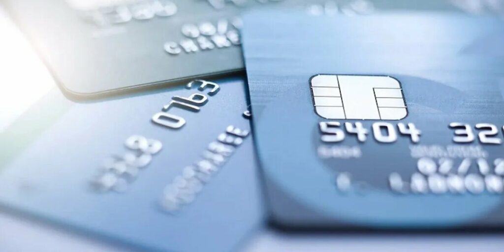 ¿Cómo se manejarán los cargos en dólares en los futuros resúmenes de tarjetas de crédito?
