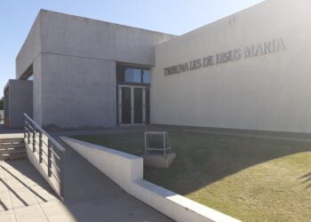 Renunció un defensor público investigado por ingresar a baños de mujeres