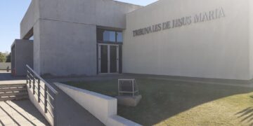 Renunció un defensor público investigado por ingresar a baños de mujeres