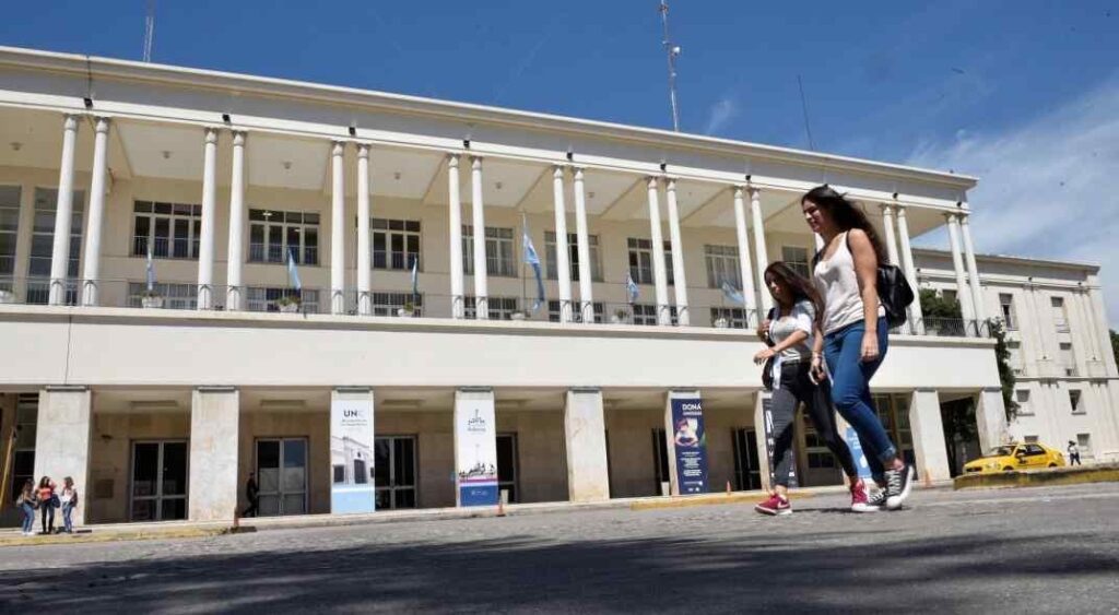 Los docentes de la UNC paran en reclamo de mejoras salariales