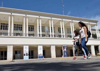Los docentes de la UNC paran en reclamo de mejoras salariales