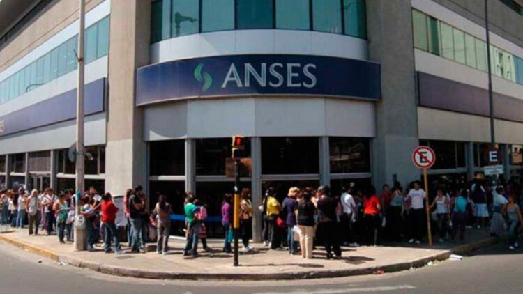 Largas colas en las sedes de Anses en Córdoba debido a dificultades en su sitio web