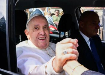 Tras recibir el alta médica, Francisco retoma su agenda en el Vaticano: “Aún estoy vivo”