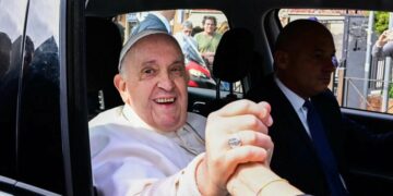 Tras recibir el alta médica, Francisco retoma su agenda en el Vaticano: “Aún estoy vivo”