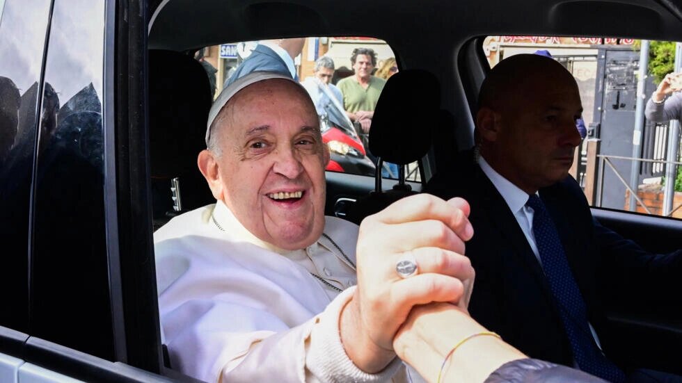 Tras recibir el alta médica, Francisco retoma su agenda en el Vaticano: “Aún estoy vivo”
