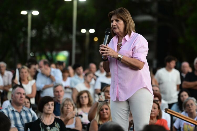 BULLRICH -ROSARIO. la dirigente de Juntos por el Cambio, Patricia Bullrich, visitó esta tarde la ciudad de Rosario, donde se convoco con vecinos . Foto Sebagranata