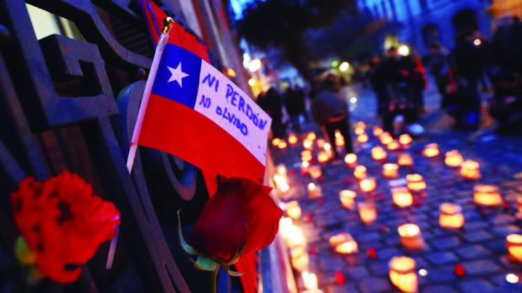 CH29. SANTIAGO (CHILE), 11/09/2017.- Detalle de una pequeña bandera chilena junto a velas encendidas en Londres 38, antiguo centro de tortura durante la dictadura de Augusto Pinochet, hoy, miércoles 11 de septiembre de 2017, en Santiago de Chile (Chile). Los chilenos recuerdan el 44 aniversario del golpe de Estado que protagonizó el general Augusto Pinochet para derrocar al presidente Salvador Allende e iniciar una dictadura que duró 17 años. EFE/Mario Ruiz