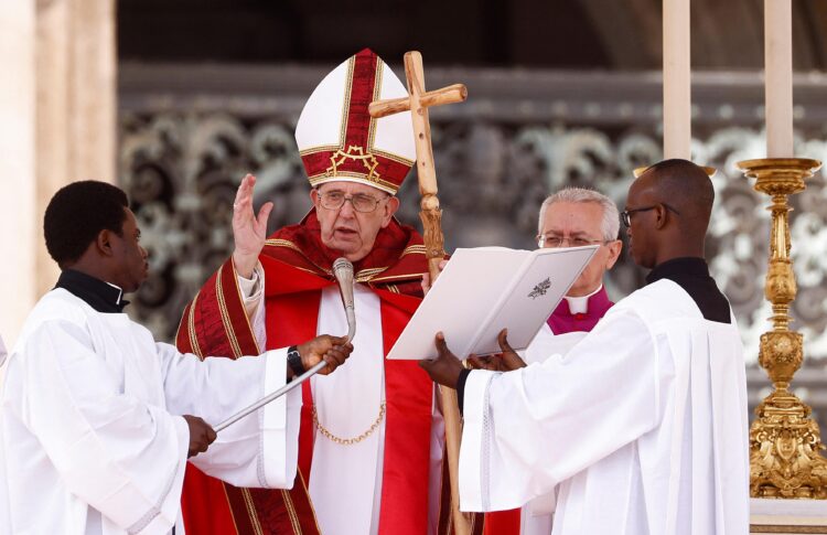 Pope Francis leads the Angelus 
prayer in Saint Peter's Square 
at the Vatican, April 2, 2023. 
Foto NA-REUTERS/Guglielmo 
Mangiapane