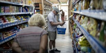 La gente compra menos en comercios de cercanía y opta por supermercados