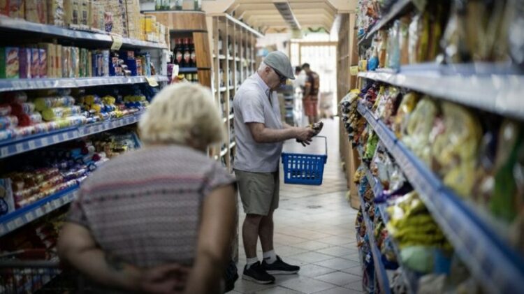 La gente compra menos en comercios de cercanía y opta por supermercados
